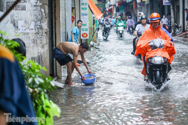 Phố phường Hà Nội ngập trong &#34;biển nước&#34; chỉ sau 20 phút mưa rào - 7