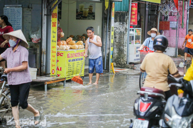 Phố phường Hà Nội ngập trong &#34;biển nước&#34; chỉ sau 20 phút mưa rào - 8