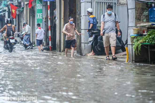 Phố phường Hà Nội ngập trong &#34;biển nước&#34; chỉ sau 20 phút mưa rào - 9