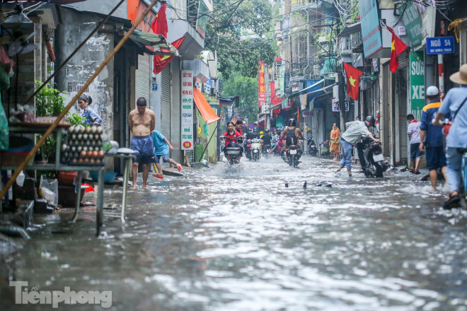 Phố phường Hà Nội ngập trong &#34;biển nước&#34; chỉ sau 20 phút mưa rào - 10