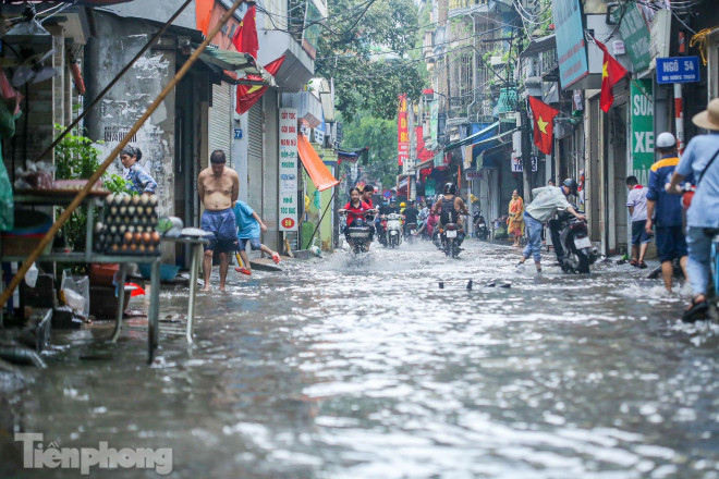 Phố phường Hà Nội ngập trong "biển nước" chỉ sau 20 phút mưa rào - 10