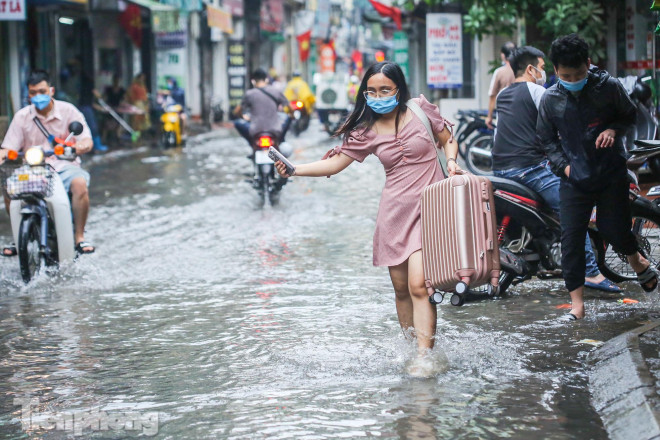 Phố phường Hà Nội ngập trong &#34;biển nước&#34; chỉ sau 20 phút mưa rào - 11