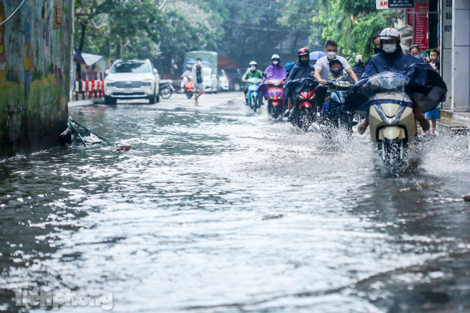 Phố phường Hà Nội ngập trong &#34;biển nước&#34; chỉ sau 20 phút mưa rào - 12