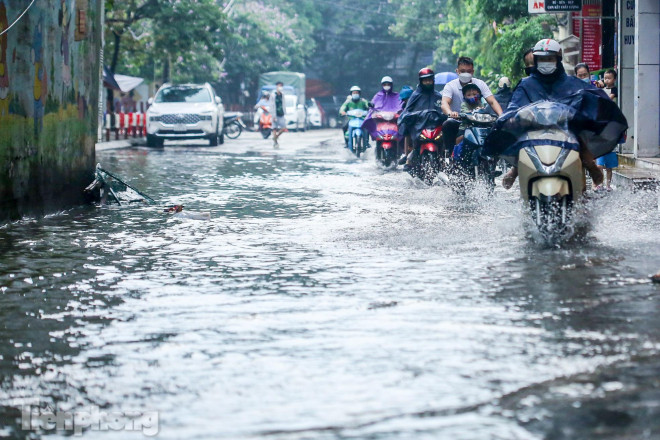 Phố phường Hà Nội ngập trong "biển nước" chỉ sau 20 phút mưa rào - 12