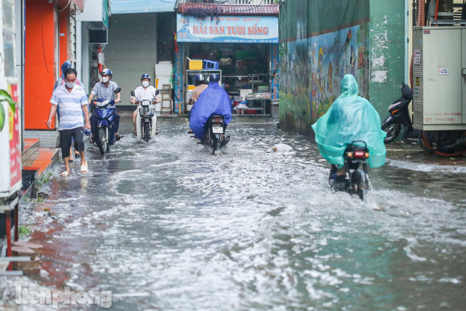 Phố phường Hà Nội ngập trong &#34;biển nước&#34; chỉ sau 20 phút mưa rào - 13