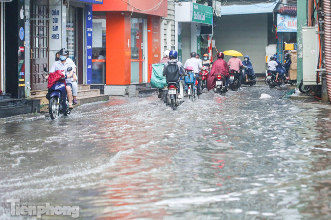 Phố phường Hà Nội ngập trong &#34;biển nước&#34; chỉ sau 20 phút mưa rào - 14