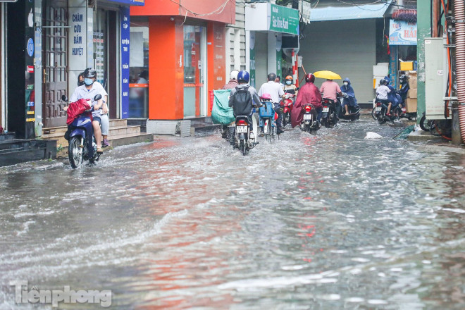 Phố phường Hà Nội ngập trong "biển nước" chỉ sau 20 phút mưa rào - 14