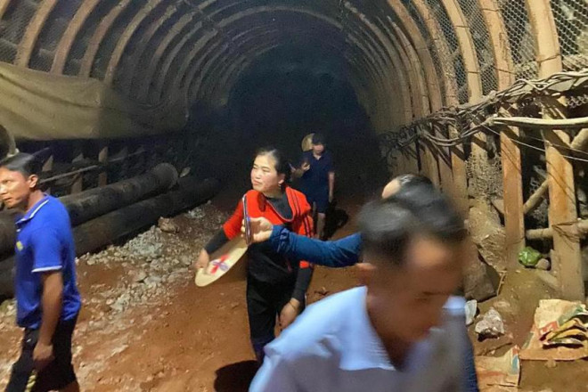 Nghe An: Angry people pulled into the ore tunnel because they thought it caused their house to sink - 1