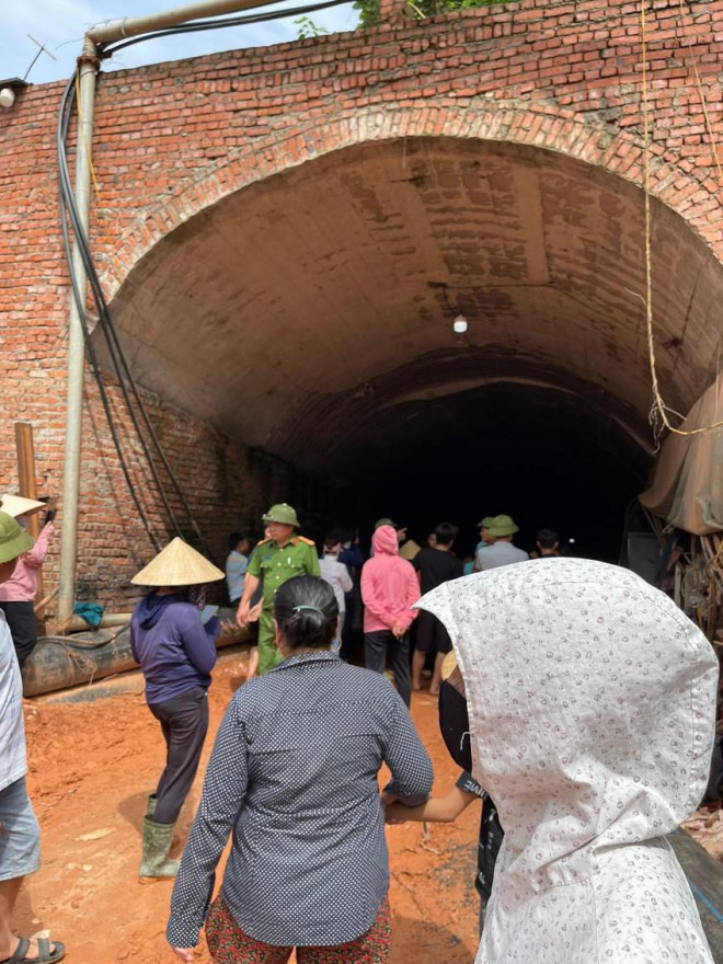 Nghe An: Angry people pulled into the ore tunnel because they thought it caused their house to sink - 3