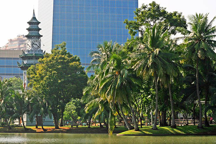 12. Công viên Lumpini

Công viên Lumpini mang đến cho du khách một ốc đảo xanh mát giữa dòng xe cộ và sự hỗn loạn của Bangkok. Đây là một nơi tuyệt vời vào buổi chiều, bạn có thể tận hưởng sự tương phản của công viên yên tĩnh với những tòa nhà chọc trời mọc quanh nó.

