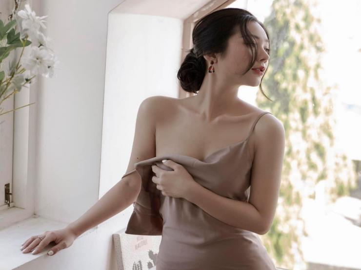 Thời trang - Học hot girl Nam Định mặc váy lụa quyến rũ