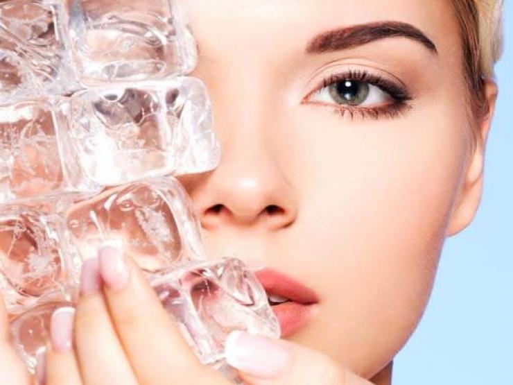 Chăm sóc da mịn như lụa nhờ đá viên