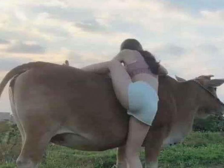 Thời trang - Mặc quần tập, áo trễ cổ sâu đi chăn trâu, cấy lúa, các cô "nông dân" bị chê cười?