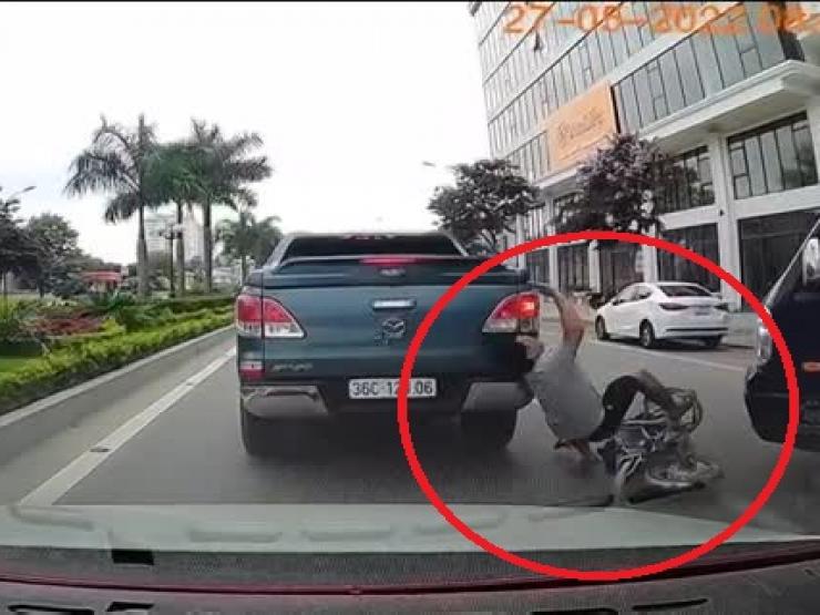 Tin tức trong ngày - Clip: Lái xe luồn lách, tài xế gặp nạn ngã đập mặt vào 2 ô tô liên hoàn