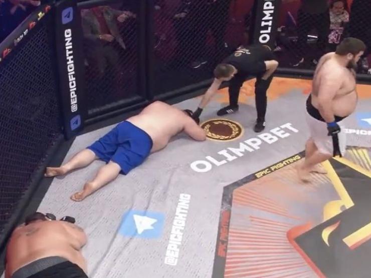 Thể thao - "Khổng lồ" 1 mình đấu 2 võ sĩ hạng nặng, 20 giây hạ knock-out kép