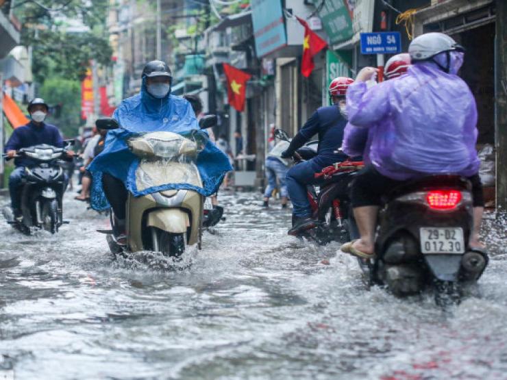 Tin tức trong ngày - Phố phường Hà Nội ngập trong "biển nước" chỉ sau 20 phút mưa rào