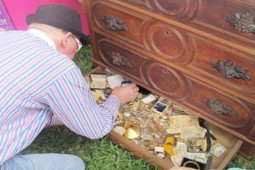 Kinh doanh - Dọn tủ đồ của cha quá cố, con trai "sốc" khi phát hiện gia tài "khủng" không ai ngờ