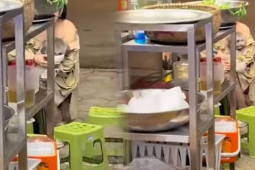 Bạn trẻ - Cuộc sống - Cô gái trẻ bị "ném đá" vì cho chó cưng ăn uống trong bát của quán như thượng đế