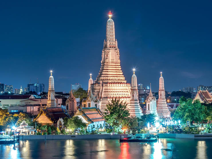 3. Wat Arun

Đây là một trong những ngôi chùa cổ kính nhất Bangkok và được giới trẻ rất thích check-in. Khi leo lên tầng cao nhất của ngôi chùa lúc hoàng hôn, bạn sẽ nhìn thấy khung cảnh khó quên khi mặt trời lặn trên sông Chao Praya.
