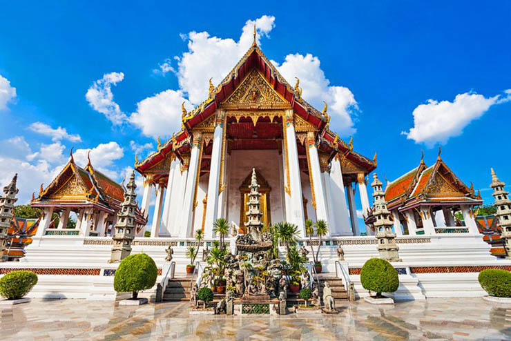 5. Wat Suthat

Ngoài kiến ​​trúc thú vị, ngôi chùa này có có một số bức tranh tường đặc biệt. Wat Suthat ít phổ biến hơn so với những ngôi chùa khác ở Bangkok nên bạn có thể tận hưởng sự yên bình và thanh tịnh khi ghé tới đây.
