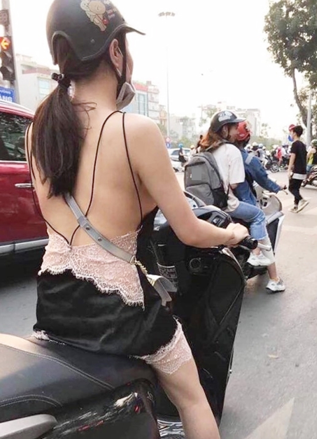 Vốn dĩ, trước đó, việc mặc váy ngủ ra&nbsp;đường đã trở thành tâm&nbsp;điểm&nbsp;gây tranh cãi&nbsp;trong thời gian qua.
