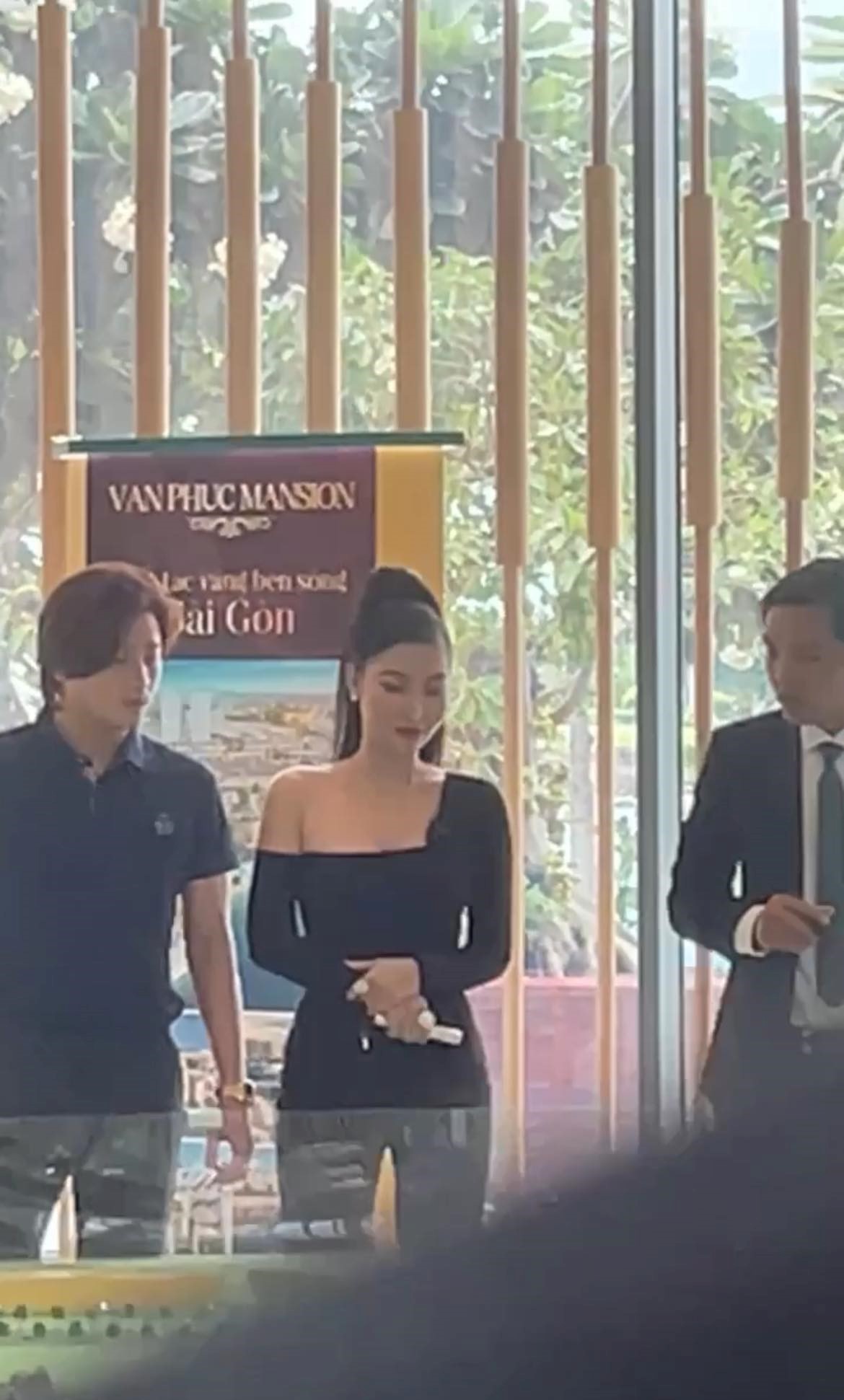 Cặp trai tài gái sắc đều diện trang phục khá giản dị nhưng vẫn thu hút sự chú ý