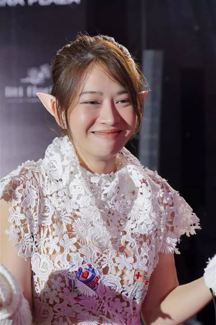 Lê Bống có phong cách thời trang độc lạ.