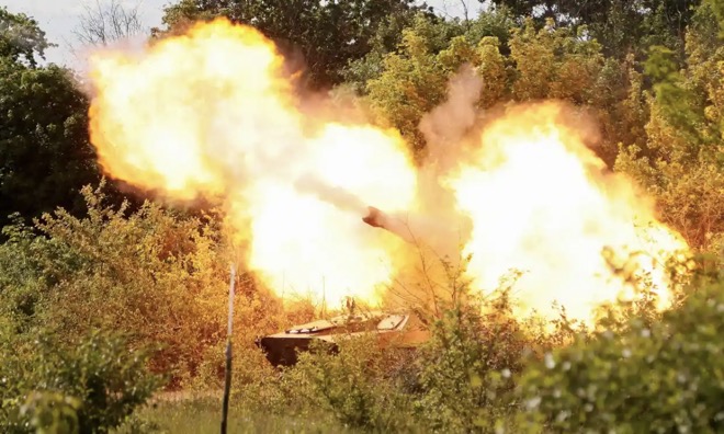 Xe quân sự của lực lượng thân Nga nã hỏa lực nhằm vào thành phố&nbsp;Severodonetsk.