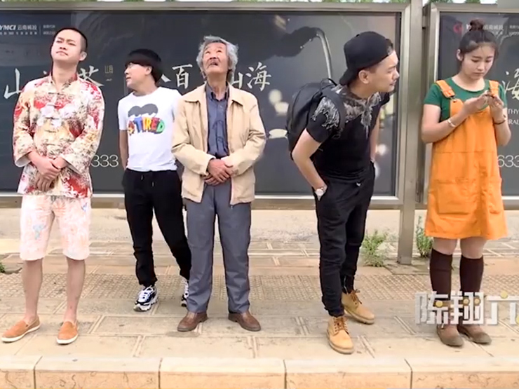 Clip hài hước - Tên móc túi ở bến xe bus "móc nhầm" cụ ông và cái kết bất ngờ