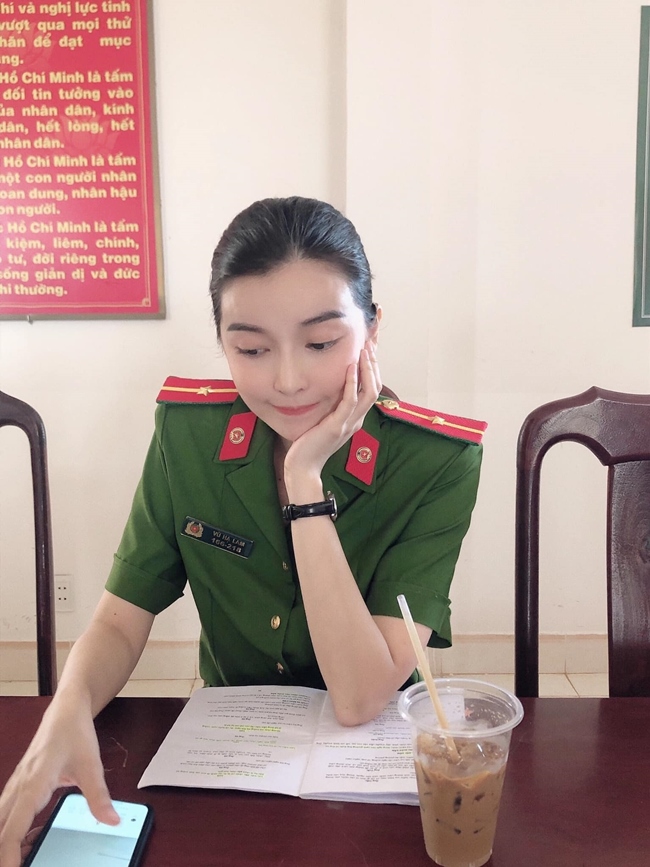Cao Thái Hà hiện đang gây được chú ý với vai diễn Thiếu úy Hạ Lam trong phim “Bão ngầm”.
