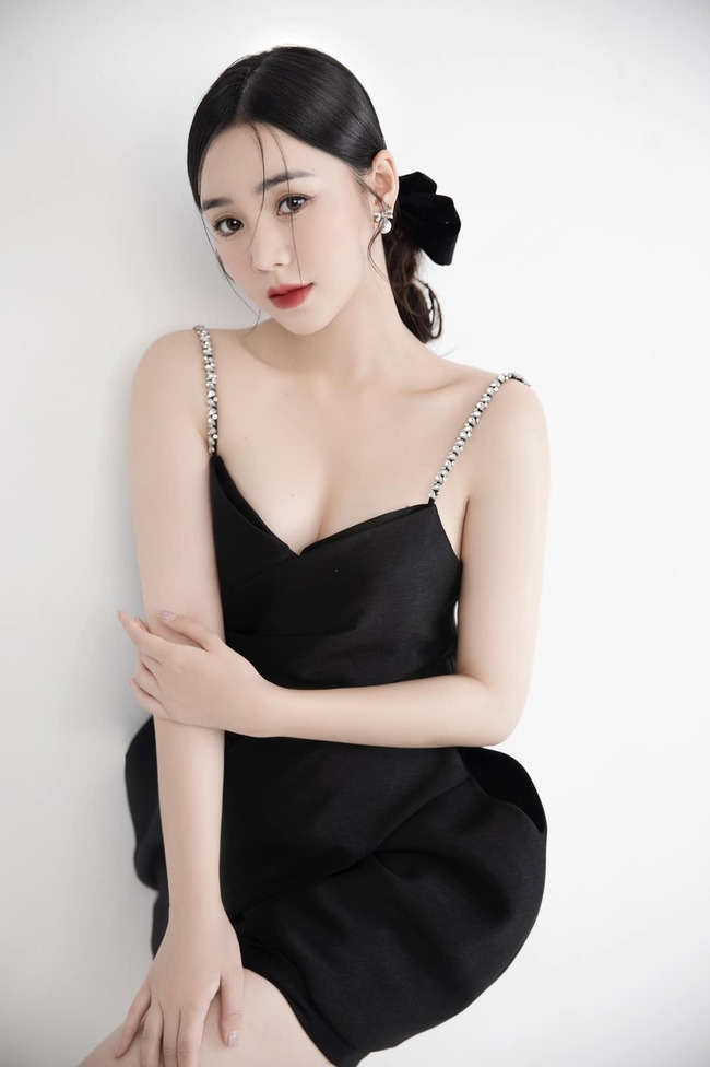 Sinh năm 1995, Quỳnh Kool (tên thật Nguyễn Thị Quỳnh) không chỉ được biết đến là một hot girl mà còn là gương mặt nữ diễn viên trẻ tài năng của lĩnh vực phim ảnh phía Bắc. Cô tham gia khá nhiều bộ phim truyền hình đình đám&nbsp;như “Đi qua mùa hạ”, Quỳnh búp bê”, “Hướng dương ngược nắng”...
