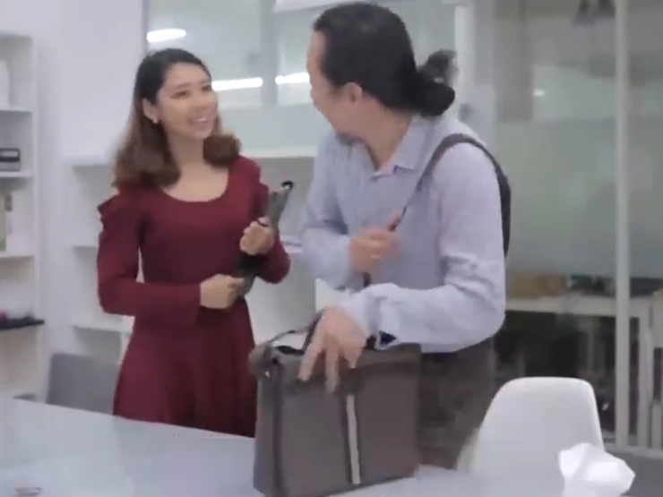 Clip hài hước - Chàng trai có hành động "nhạy cảm" bị sếp nữ đuổi thẳng cổ vì hiểu nhầm