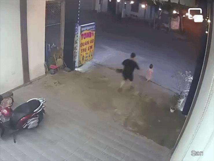 Ô tô - Clip: Ô tô suýt trở thành "oan gia" khi trẻ con lao ra đường