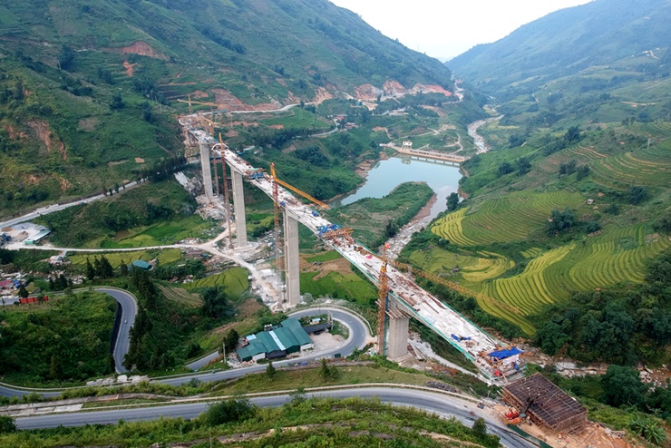 &nbsp;Tốc độ tăng trưởng kinh tế cao, liên tục, bình quân giai đoạn 1991-2021 đạt gần 10%/năm.
