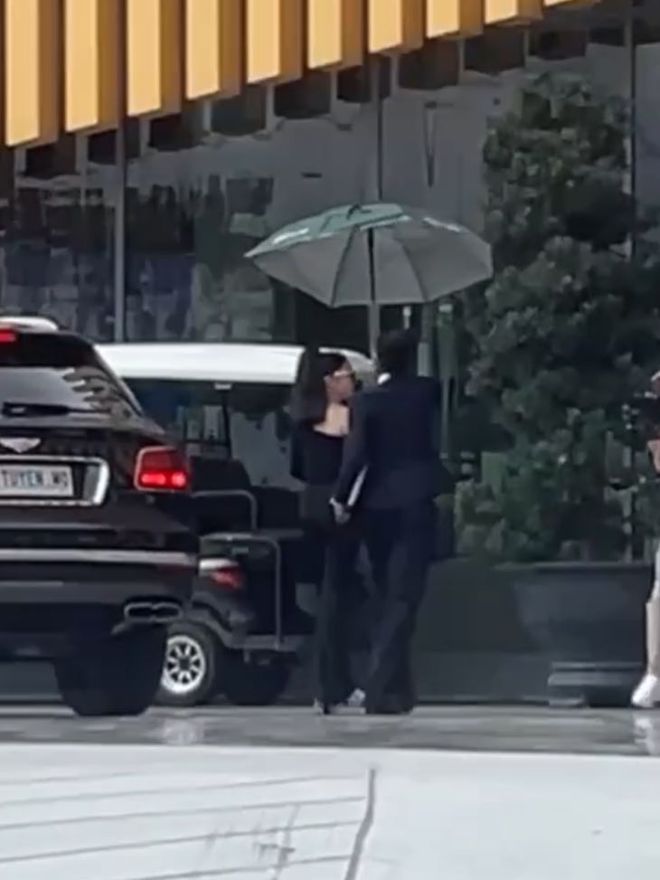 Vóc dáng thon gọn, nhỏ nhắn của nữ doanh nhân thu hút sự chú ý của mọi người xung quanh.