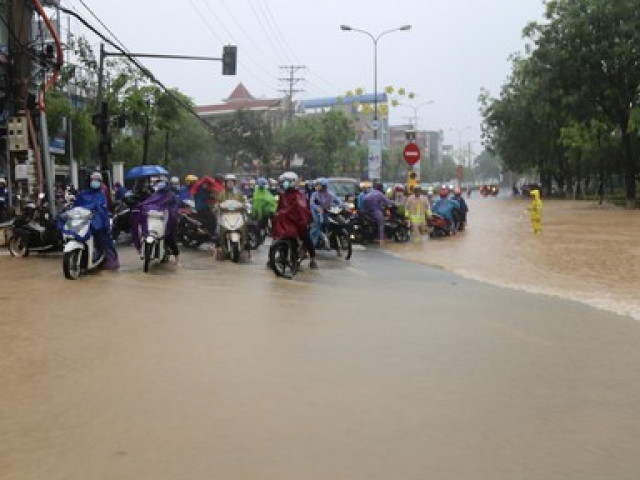 Tin tức trong ngày - Miền Trung: Dông lốc khiến cây cối ngã đổ, nhà tốc mái, 2 người bị sét đánh tử vong