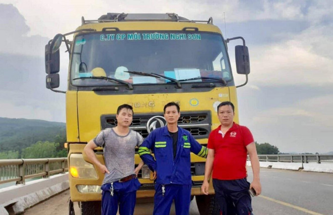3 Công nhân Công ty Môi trường thị xã Nghi Sơn đã cùng người dân cứu sống 3 mẹ con nhảy cầu tự tử - Ảnh người dân cung cấp