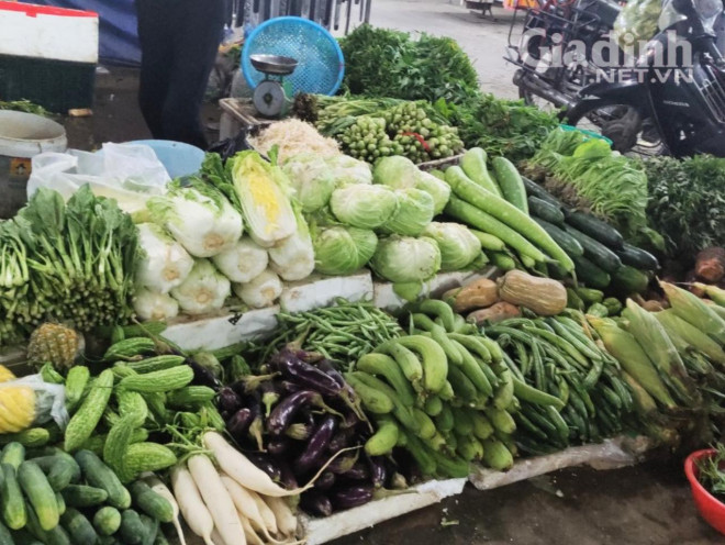 Do ảnh hưởng mưa lớn kéo dài, lượng rau xanh đổ về các chợ rất hạn chế. Ảnh: Hồ Thành