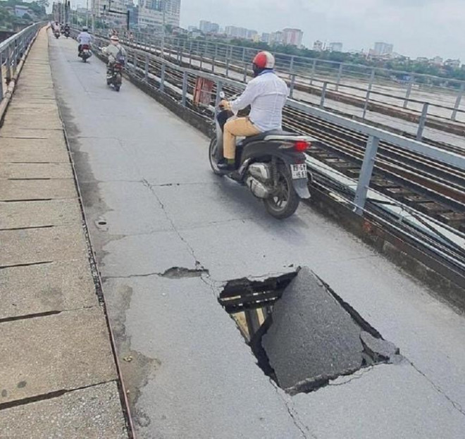 Vết "thủng" trên cầu Long Biên được phát hiện sáng 28/5