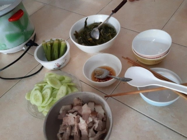 Bạn trẻ - Cuộc sống - Sinh viên, người lao động trẻ “méo mặt” vì giá cả leo thang