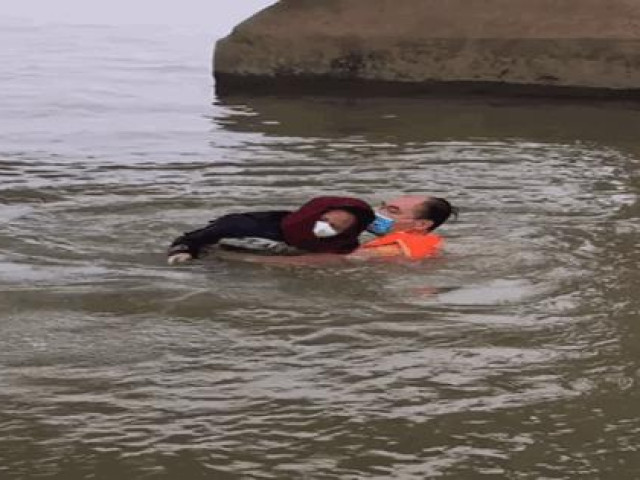 Đại úy CSGT lao xuống sông cứu cô gái nhảy cầu tự tử