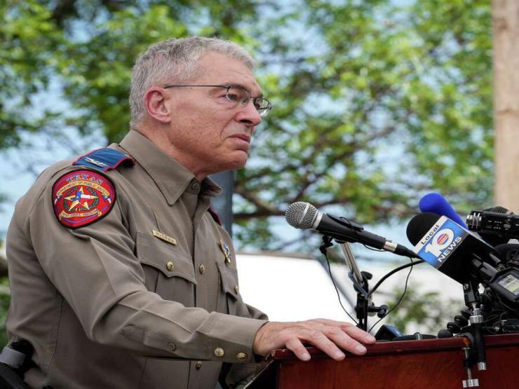 Thế giới - Vụ xả súng ở trường học Mỹ: Quan chức Texas "nói sự thật" về việc cảnh sát đứng chờ