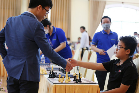 Quang Liêm bị kỳ thủ 11 tuổi cầm hòa, tiết lộ bí quyết thắng “vua cờ” Carlsen
