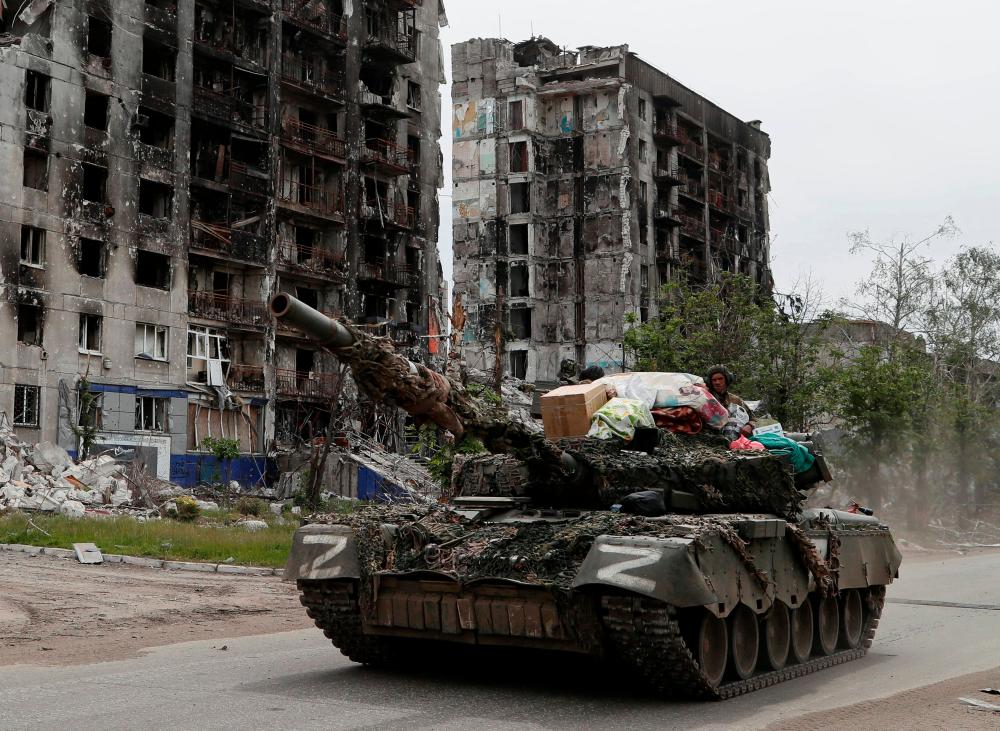 Xe tăng của lực lượng thân Nga di chuyển qua thị trấn Popasna ở tỉnh Lugansk.