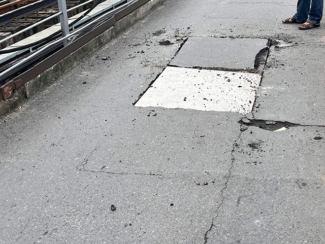 Terrified, a big hole appeared in the middle of Long Bien bridge - 3