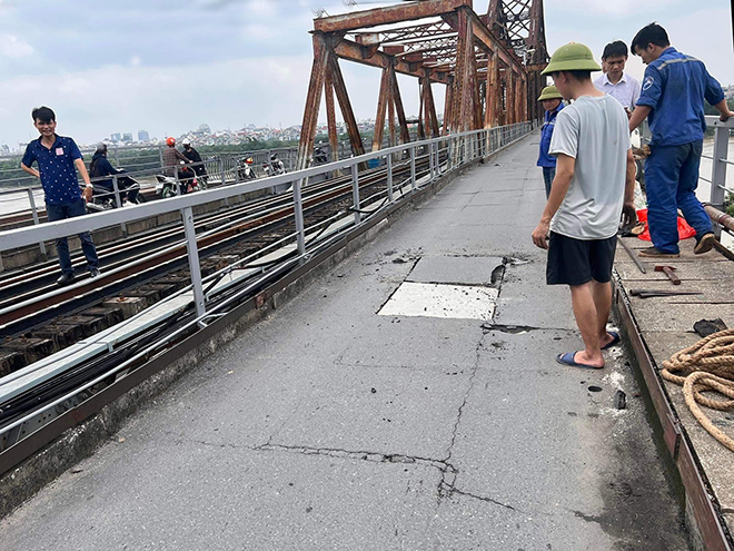 Terrified, a big hole appeared in the middle of Long Bien bridge - 2