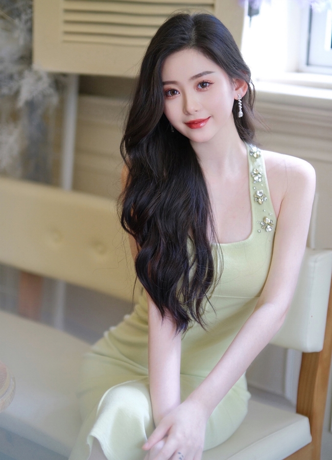 Hot girl 2 con vướng tin đồn yêu Huỳnh Hiểu Minh lộ đời thực nóng bỏng - 2