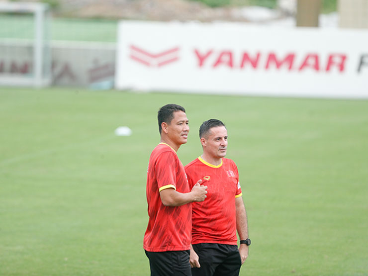 Bóng đá - HLV Park Hang Seo nhắc nhở Công Phượng, phó tướng Anh Đức "soi" đàn em dứt điểm