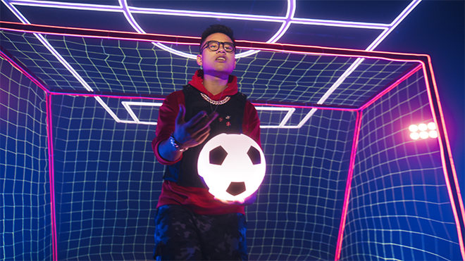 Khát vọng trong ánh mắt vẫn mãi rực cháy khi trong tim chúng ta vẫn nuôi dưỡng ý chí quyết tâm.