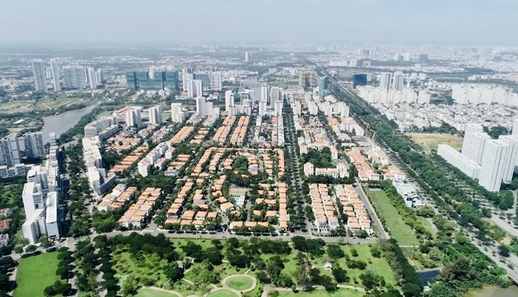 Toàn cảnh khu Phú Mỹ Hưng từ trên cao với hệ thống cây xanh, nhà cửa và đường sá quy hoạch đẹp mắt.
